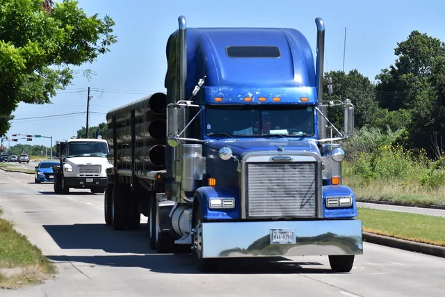 pipeline, plumbing, pipes, 18 wheeler, truck, construction, delivery, moving services, equipment, connection, copper, steel, tubing, pipe, nature, repair, water, electric blue, blue, road, highway, driving, long, haul, trees, energy. El- og VVS-arbejde i boligen: regler, sikkerhed og dokumentation