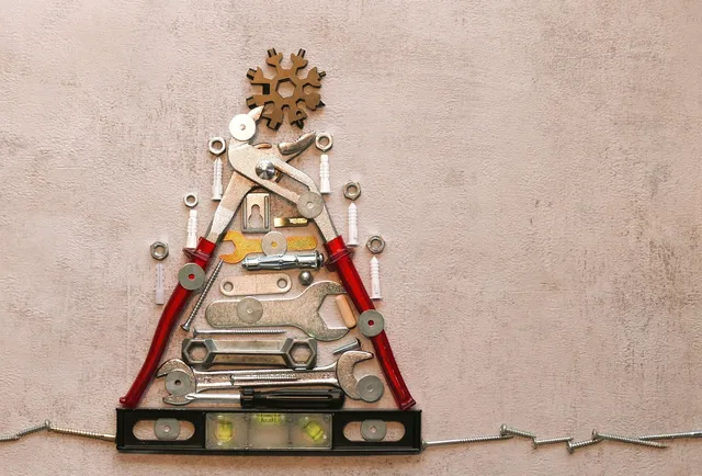 christmas time, christmas, screws, dowels, construction, christmas tree, star, screwdriver, spirit level, pliers, workshop, tools, handyman, craft, construction, construction, construction, workshop, tools, tools, tools, tools, tools. Hvilke oplysninger bør et håndværkertilbud altid indeholde?