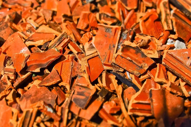 roof tiles, brick, red, roof panels, structure, stone, texture, debris, fracture, fragments, broken, tilt shift, brick, brick, debris, debris, debris, fragments, broken, broken, broken, broken, broken. Hvordan planlægges vedligeholdelse af tag og facade over tid?