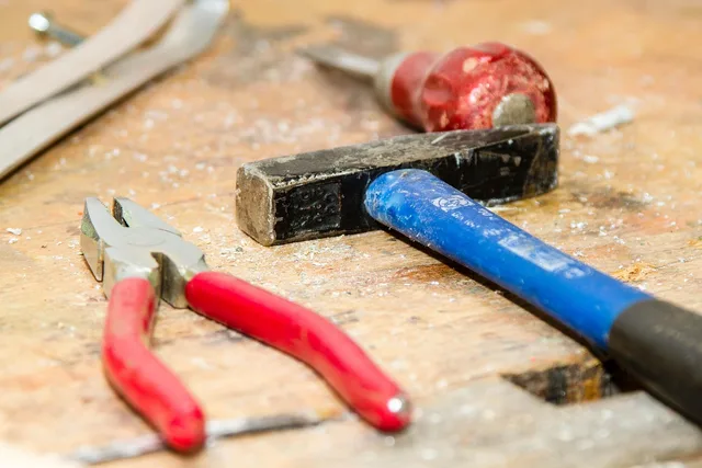 tool, workbench, hammer, pliers, handyman, repair, tool, hammer, hammer, hammer, hammer, handyman, handyman, handyman, repair, repair, repair, repair, repair. Sådan sammenlignes håndværkertilbud uden at vælge efter pris alene