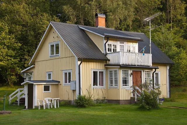 swedish, house, yellow, forest, natur, woods, villa, traditional. Tag- og facaderenovering: valg, krav og vedligehold