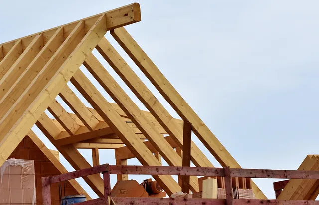 roof truss, entablature, architecture, wood structure, wood, bar, roof, wooden nail, housebuilding, construction site, to build, house, construction work, handyman, roofers, construction material, carpenter, craft, work, roofing, housetop, weather protection, new building, building, roof, roof, roof, construction site, construction site, carpenter, carpenter, carpenter, carpenter, carpenter, roofing, roofing, roofing. Tømrer- og mureropgaver på boligen: forskelle, BR18 og håndværkervalg